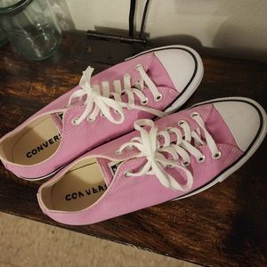 Converse low top pink sneakers!